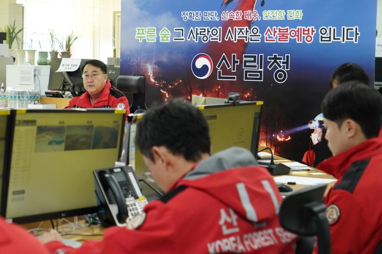 김인호 산림청장, 전남 광양·부산 기장 산불 진화 상황 점검
